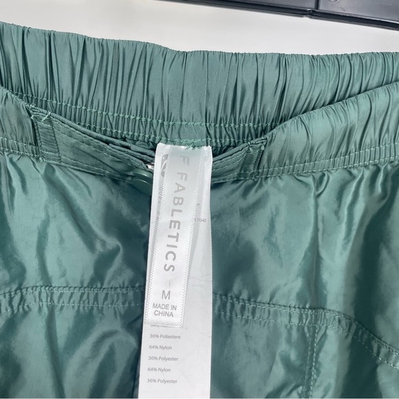 Fabletics Parachute Pants M Medium Kelly Green Cargo Jogger Windbreaker Gym - Picture 9 of 9